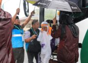 Kedatangan Jemaah Disambut Hujan Deras, Mahyudin Apresiasi Aksi Heroik Petugas