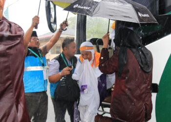 Kedatangan Jemaah Disambut Hujan Deras, Mahyudin Apresiasi Aksi Heroik Petugas