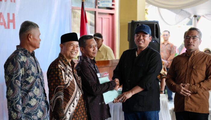 Serahkan 811 Sertifikat Konsolidasi Tanah di Parangtritis, Nusron: Manfaatkan dan Gunakan Sebaik-baiknya