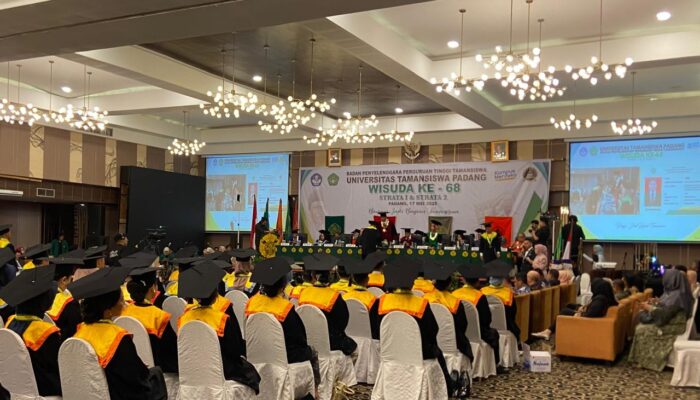 102 Wisudawan Unitas Padang Dilantik pada Wisuda ke-68