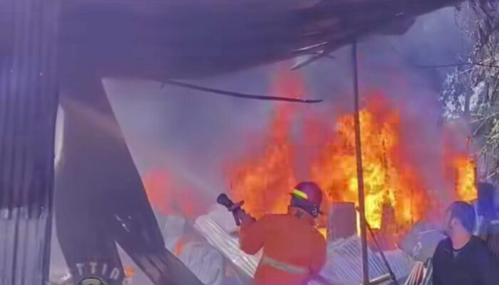 Disertai Ledakan Keras, Gudang Penimbunan BBM Ilegal Terbakar di Bukittinggi