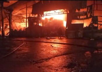 Kebakaran Pabrik Karet PT Teluk Luas di Padang, Api Masih Belum Terkendali Hingga Malam