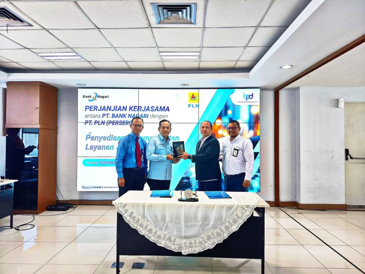 Direktur Utama Bank Nagari Gusti Candra menerima cenderamata dari PLN.DOK AFRIANITA