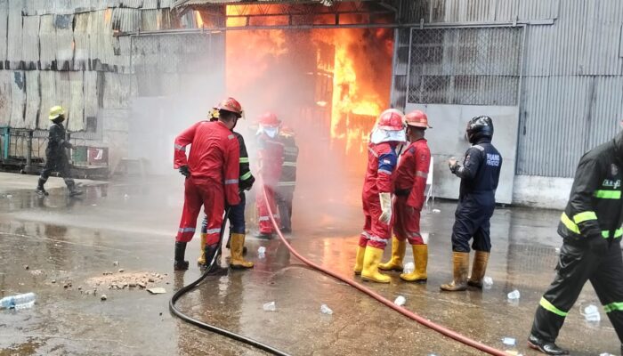 Kebakaran Pabrik Karet di Lubeg, Pelindo Regional 2 Teluk Bayur Kerahkan Armada Bantu Padamkan Api