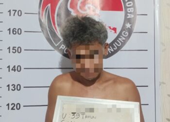 Salah seorang pelaku dari dua pelaku penyalahgunaan narkotika jenis Sabu berinisial "T"( 39) dan "A"(48) yang juga merupakan Target Operasi (TO) saat diamankan di Satnarkoba Polres Sijunjung. Ist