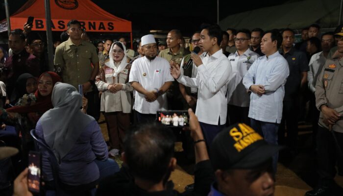 Wapres Gibran Serahkan Dana Stimulan BNPB Kepada Warga Terdampak Gempabumi M 6.0