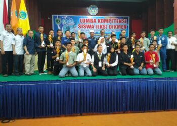 Muhammad Shafix bersama Kepala SMKN 1 Tilkam Salim Ahmad, S. Pd serta guru pendamping dan pembimbing usai memastikan diri lolos ke putaran nasional LKS 2025