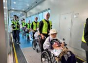 Jemaah PDG 04 Asal Tiba di BIM, Satu Orang Ditunda Berangkat karena Sakit