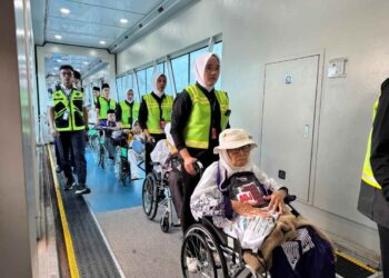 Jemaah PDG 04 Asal Tiba di BIM, Satu Orang Ditunda Berangkat karena Sakit