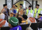 Tinjau Keberangkatan Kloter 4, Kakanwil Mahyudin Minta Jemaah Selalu Happy Agar Tetap Sehat