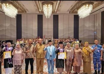 SMK Kesehatan Gema Nusantara (Genus) Sumbar melaksanakan pelantikan dan pengambilan sumpah terhadap 60 siswa asisten tenaga kesehatan Angkatan IV di Hotel Santika, Kota Padang, Senin (19/5). (Foto: dana)