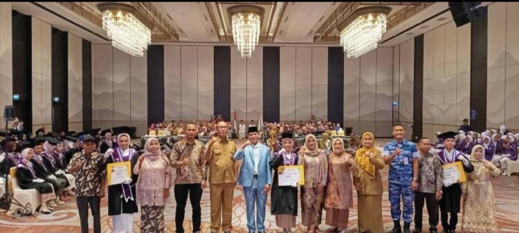 SMK Kesehatan Gema Nusantara (Genus) Sumbar melaksanakan pelantikan dan pengambilan sumpah terhadap 60 siswa asisten tenaga kesehatan Angkatan IV di Hotel Santika, Kota Padang, Senin (19/5). (Foto: dana)