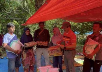 Yayasan H. Arisal Aziz Bantu Korban Kebakaran Di Malampah Barat Pasaman