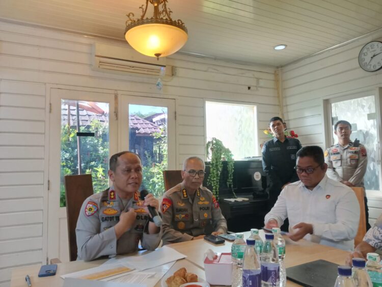 KAPOLDA Sumbar, Irjen Pol Gatot Tri Suryanta memaparkan capaian 100 hari kinerja dalam forum halalbihalal bersama awak media, Senin (14/4). IST