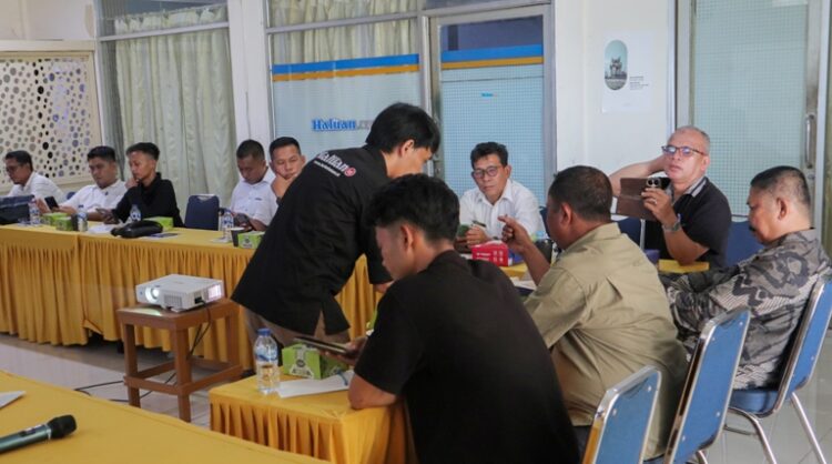 Peserta pelatihan jurnalistik Haluan Nagari Angkatan XIV tengah berdiskusi seputar karya tulisan dan foto jurnalistik di Kantor Harian Haluan, Rabu (21/5). DAYAT