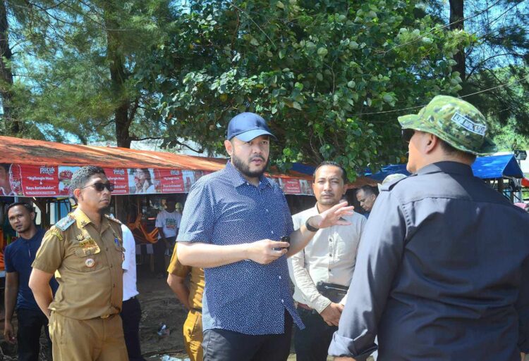 Wali Kota Padang Fadly Amran saat mengunjungi Pantai Air Manis Padang. IST