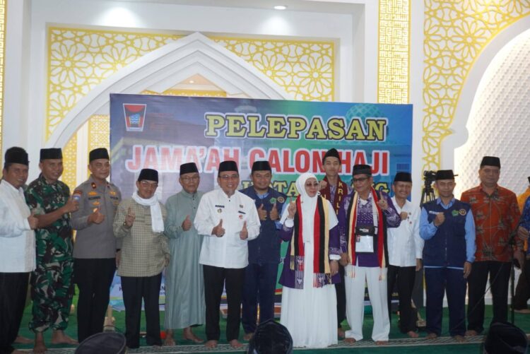 Wakil Wali Kota Padang melepas calon jemaah haji asal Kota Padang. IST