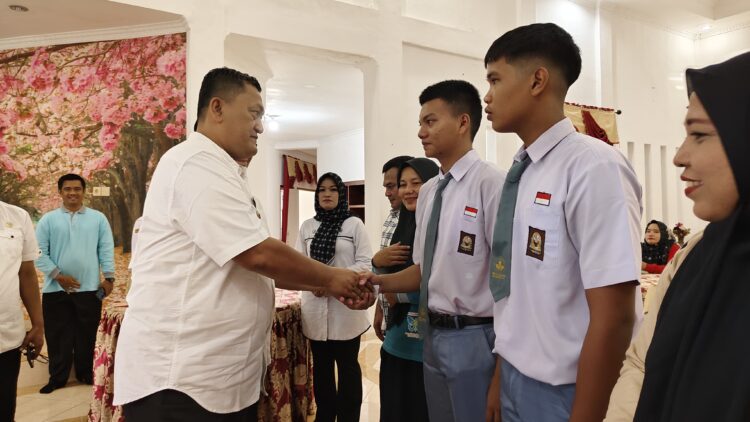 Wakil Bupati Pasaman Barat, M. Ihpan, secara resmi melepas dua siswa untuk mengikuti seleksi Pasukan Pengibar Bendera Pusaka (Paskibraka) tingkat Provinsi Sumatera Barat tahun 2025. IST