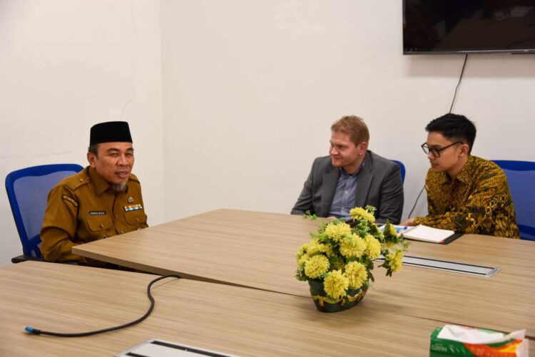Wakil Wali Kota Padang Maigus Nasir saat berdiskusi dengan CEO Noble Solution dari Irlandia Michael Noble. IST