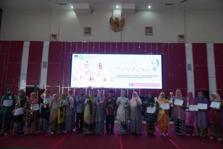 Para pemenang perempuan inspiratif berfoto bersama. IST