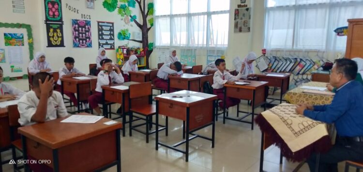 Siswa kelas VI SDN 04 Garegeh tengah mengikuti ujian ASBN tahun pelajaran 2024/2025 yang dimulai pada Senin (19/5) hingga Rabu (21/5). Gatot