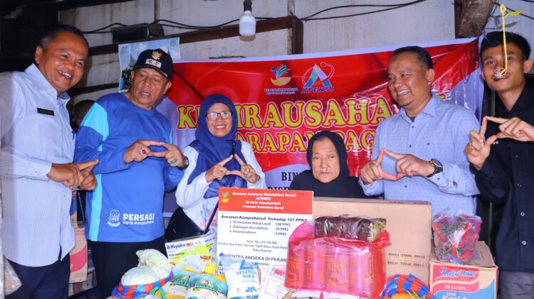 Penyerahan bantuan kepada Endrawati dari Kemensos RI dan Sentra Abiseka Pekanbaru. IST