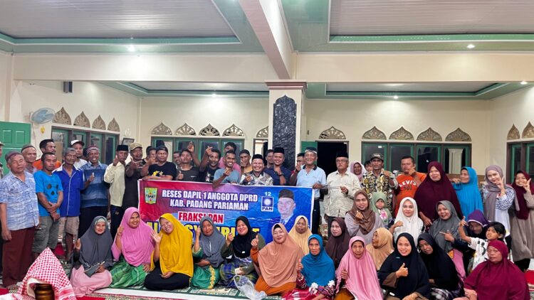 Anggota DPRD Kabupaten Padang Pariaman Dapil 1,  Alam Syahri,  bersama masyarakat Korong Hilalang Gadang, Nagari Parit Malintang, dalam kegiatan reses yang digelar Selasa malam (20/5). IST