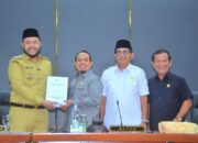 Padang Kembali Raih WTP, Fadly Amran Serahkan Ranperda APBD 2024