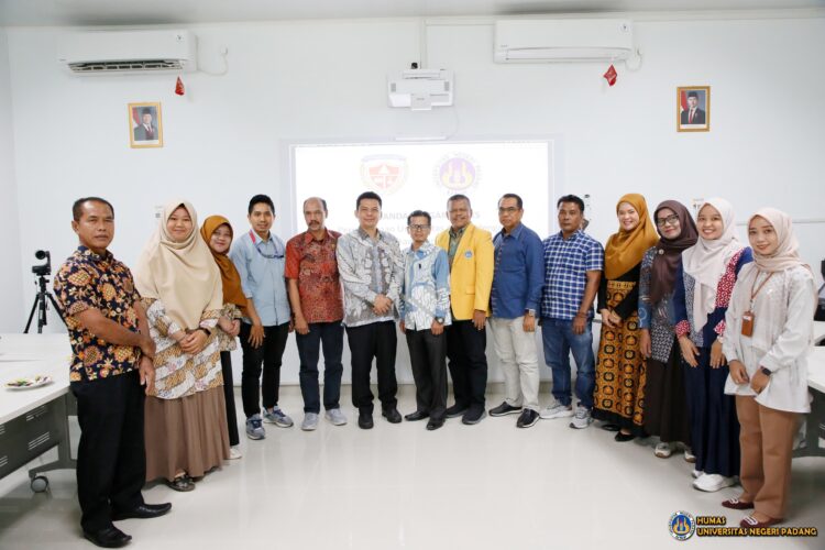 Universitas Negeri Padang (UNP) memperkuat peran perpustakaan sebagai pusat literasi akademik melalui penandatanganan Perjanjian Kerja Sama (PKS) dengan Universitas Adzkia (UA), Rabu (21/5). IST