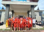 Peringati Hardiknas, Guru SDN 01 Tarung-Tarung Kompak Mengenakan Pakaian Adat