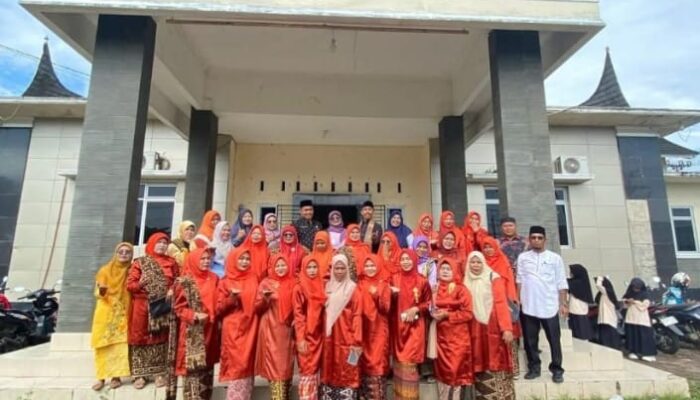 Peringati Hardiknas, Guru SDN 01 Tarung-Tarung Kompak Mengenakan Pakaian Adat