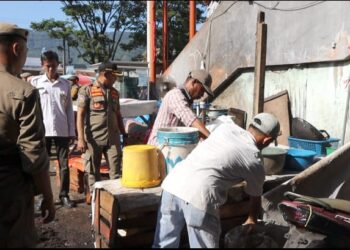 Satpol PP Padang Tertibkan PKL di Area Parkir Pasar Bandar Buat