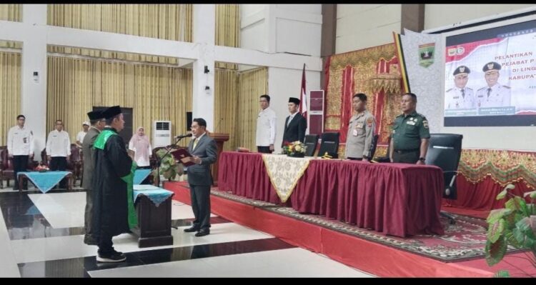 Bupati Padang Pariaman, John Kenedy Azis, secara resmi melantik Emri Nurman, S.STP, M.M., sebagai Kepala Pelaksana (Kalaksa) Badan Penanggulangan Bencana Daerah (BPBD) Kabupaten Padang Pariaman di hall IKK Parit Malintang, Rabu (14/05). IST