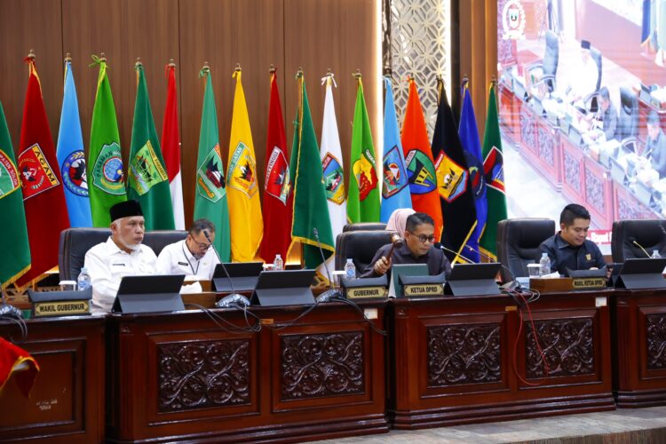 Wakil Ketua DPRD Sumbar, Evi Yandri Rajo Budiman saat memimpin jalannya rapat paripurna yang digelar DPRD. IST