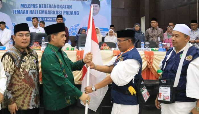 Lepas Kloter PDG 08, Wamenag Sebut Pemerintah Berkomitmen Turunkan Ongkos Naik Haji
