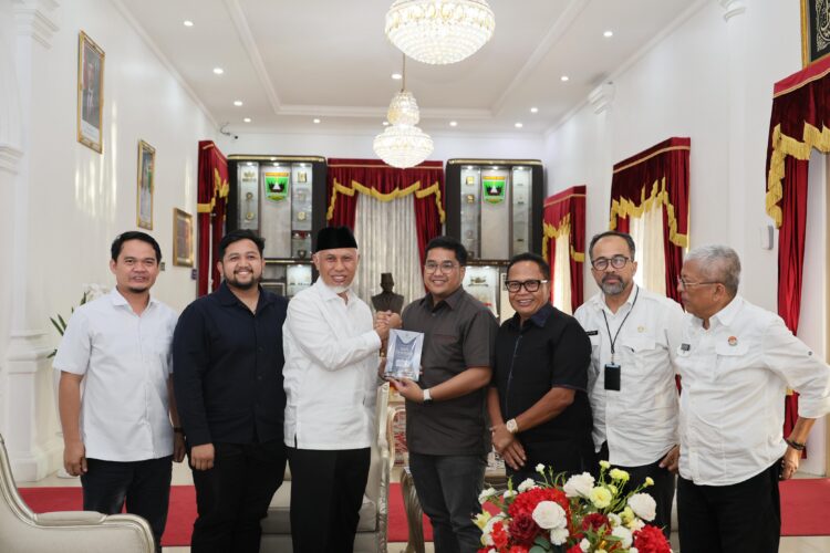 Owner Basko Group, Basrizal Koto didampingi dua putranya Dirut dan Direktur BCM (PT Graha Jakarta Utama),  Bernando Basko dan Wendoky Basko saat berkunjung ke Istana Gubernur, Rabu
sore (21/5/23). IST