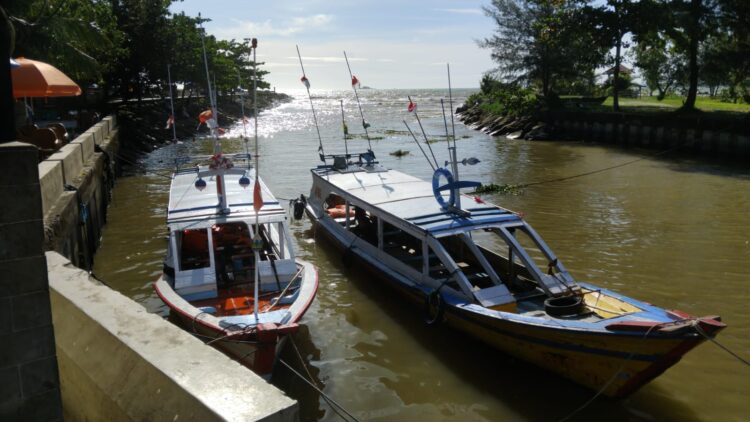 Kapal wisata yang mengangkut penumpang ke Pulau Angso Duo Pariaman. MITHA