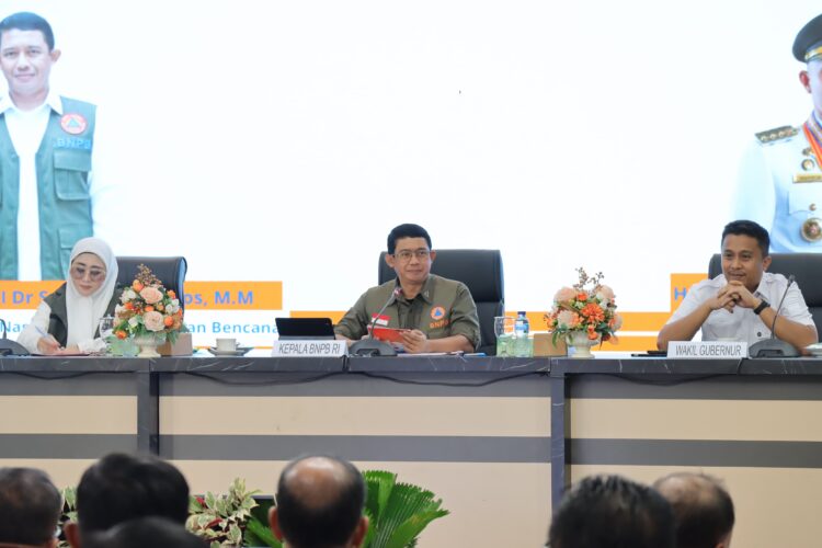 Kepala Badan Nasional Penanggulangan Bencana (BNPB) Letjen TNI Dr. Suharyanto, S.Sos., M.M., (kemeja dan rompi hijau) saat memberikan arahan kepada peserta Rapat Koordinasi Penanggulangan Bencana di Auditorium Istana Gubernur, Kota Padang, Sumatra Barat pada Rabu (7/5). IST