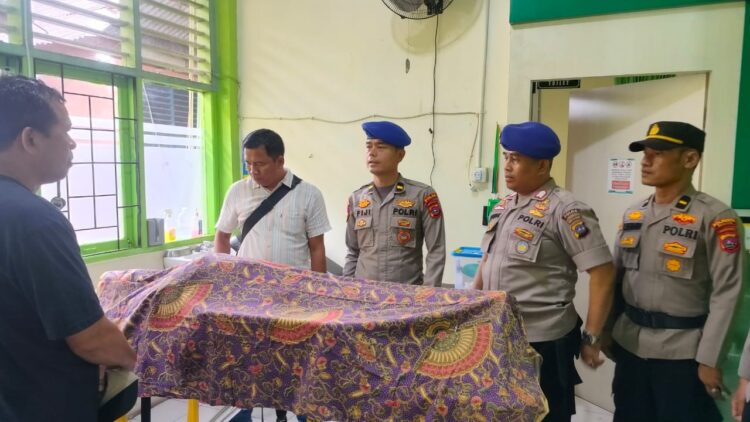 Sebuah kapal wisata yang membawa 16 orang wisatawan terbalik dihantam ombak besar saat perjalanan pulang dari Pulau Paggang. IST