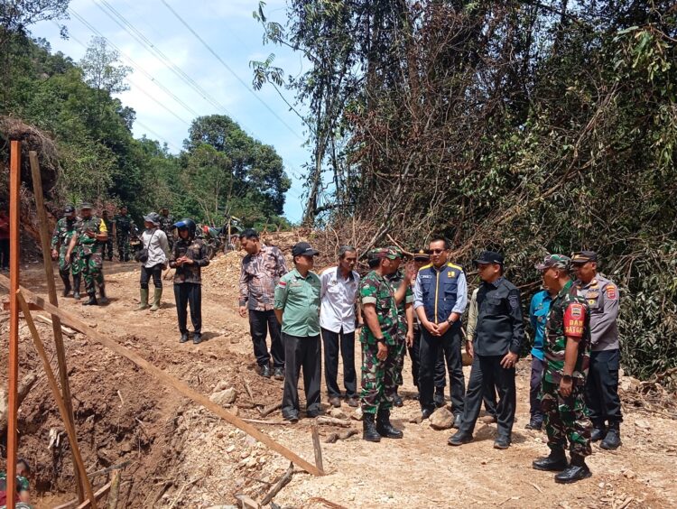 Pemantauan langsung pengerjaan jalan di Harau-Landai pada TMMD ke-124 di Kabupaten Lima Puluh Kota. IST
