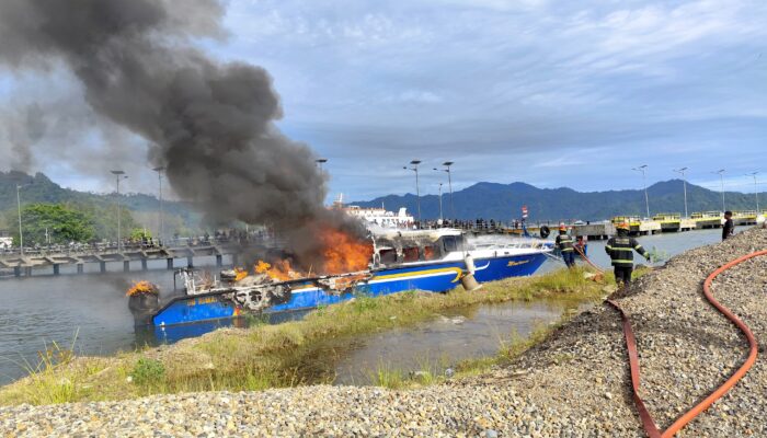 Dua Kapal Pemerintah Dilalap Api di Pelabuhan Bungus Padang