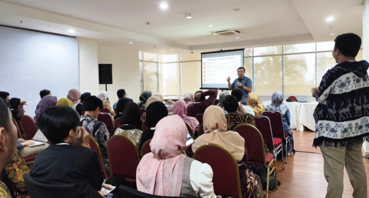 Bukik Setiawan memandu sesi Lokakarya Pengembangan Program Pendidikan Daerah, rangkaian Konferensi Pendidikan Indonesia, pada Kamis (15/05). IST