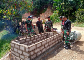 Prajurit TNI Bangun Monumen TMMD 2015 di Lima Puluh Kota