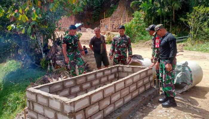 Prajurit TNI Bangun Monumen TMMD 2015 di Lima Puluh Kota