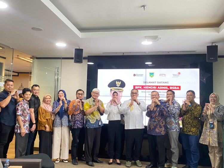 Wali Kota Padang Panjang Hendri Arnis beserta rombongan saat penguatan sektor digital bersama PT PINS Indonesia. IST