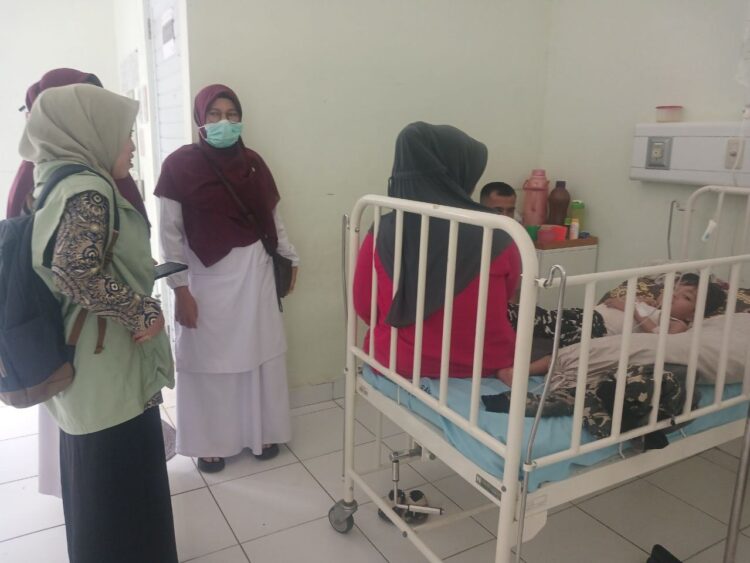 Seorang petugas BPJS SATU Sedang mengunjungi pasien yang sedang dirawat di salah satu rumah sakit Mitra BPJS Kesehatan.YURSIL