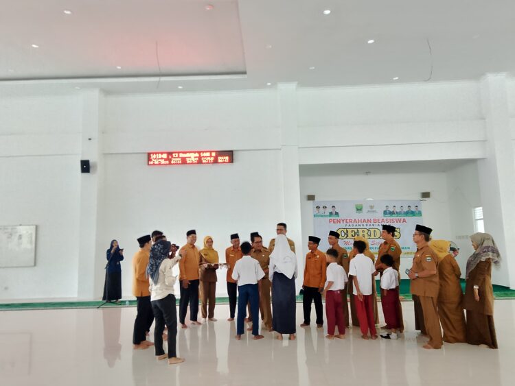 Pemkab Kabupaten Padang Pariaman menyalurkan bantuan biaya pendidikan tahap pertama kepada siswa SD dan SMP negeri di daerah itu, Selasa (10/6). ALDI