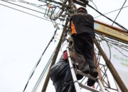Rapikan Kabel Listrik Pasar, Wawako Padang Panjang Tinjau Proses Kerja Petugas PLN