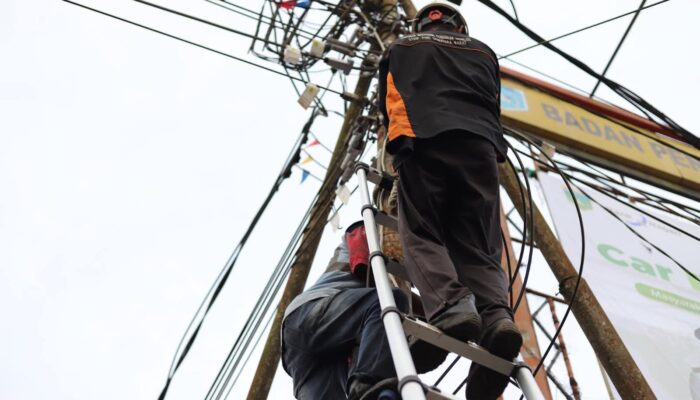 Rapikan Kabel Listrik Pasar, Wawako Padang Panjang Tinjau Proses Kerja Petugas PLN