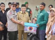 Pemko Padang Serahkan Bantuan untuk Korban Kebakaran di Dua Lokasi